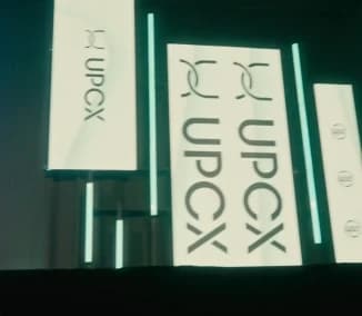 ステージに掲げられたUPCXのバナー